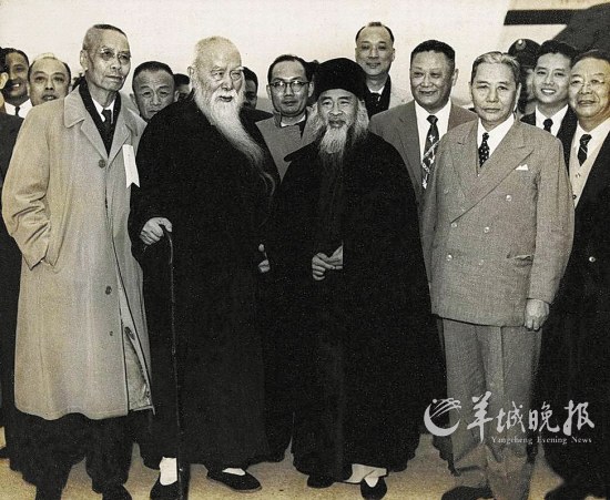 1959年春,台北张大千国画展。前排左起为张维翰、于右任、张大千、张群,台北松山机场合影