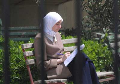 一名叙利亚女大学生在校园里