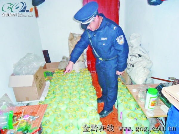 云岩公安调集450名警力突击清查和尚坡鸭江寨 循着一股异味 警察查出假洗发水 昨日上午8时,贵阳市云岩公安分局调集450名警力在和尚坡鸭江寨集结,对鸭江寨的流动人口、出租屋进行突击清查。截至中午12时30分,云岩警方将14名犯罪嫌疑人带回审查,其中涉嫌两抢一盗嫌疑人9人,吸毒人员4人,非法携带管制刀具1人;行动中,云岩警方还查获了一个制假洗发水窝点,收缴成品假洗发水225瓶。 当天上午8时,按照云岩警方部署的清查安排,450名民警分为4个武装盘查组、20个出租屋流动人口清查组、7个武装巡逻盘查组、5个