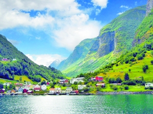 蓝天碧水，房屋散落草地的北欧。