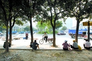 花城大道向东到平江路，形成一个“丁”字路。