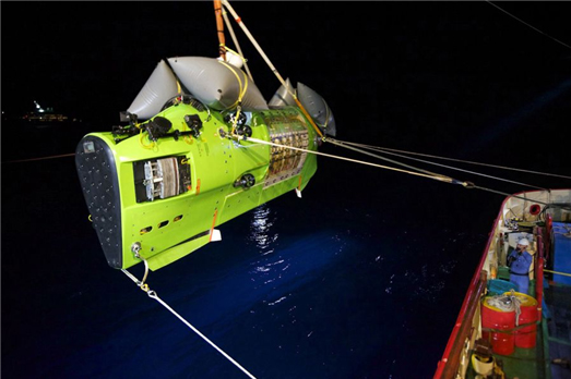 现年57岁的卡梅隆每天坚持跑步，并练习瑜伽提高身体的灵活性，以适应深潜器狭窄的空间设计。