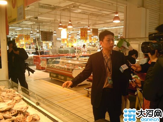 郑州家乐福回应食品质量问题 当事人及主管科