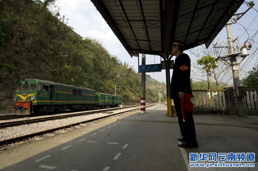 3月6日,王学义指挥火车通过河口站。新华社记者 李晓果 摄