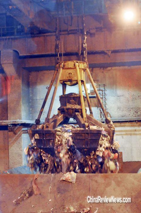 台北市环保局12日在木栅垃圾焚化厂,将含有动物用药莱克多巴胺(瘦肉精)的肉品倒入焚化炉中,与垃圾搅拌后再一同丢入炉内销毁。