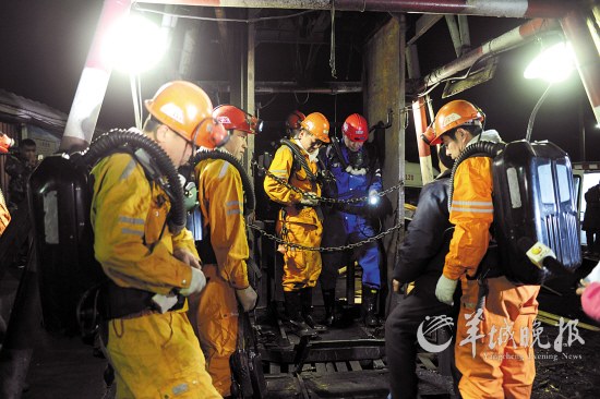 　　22日，救援人员下井救人 新华社发