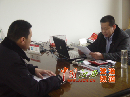 共青城交警上门请人大代表政协委员评议交通管