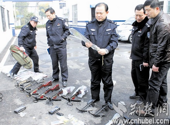 六人路边卖刀局长下访偶遇 闪电出击人赃俱获(图)_资讯频道_凤凰网