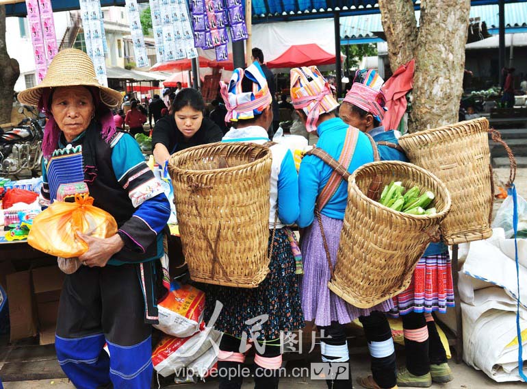 几位少数民族妇女（郑重声明：凡带有“人民图片”字样图片，未经许可，不得转载。购图电话010-65368421）