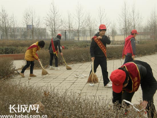 经贸大学开展学雷锋志愿服务走进社区活动