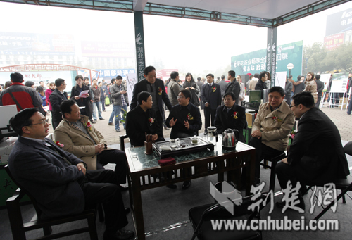 宜昌市市委副书记王兴於、市政协主席李亚隆等领导在采花茶业展厅内品尝采花春茶