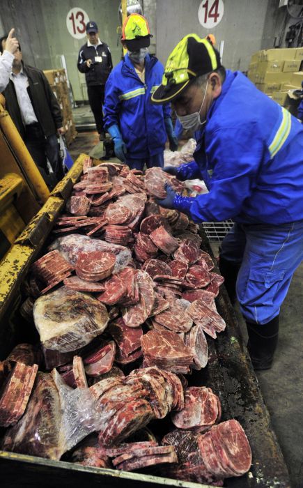 3月12日,工作人员在台北市木栅焚化厂将含“瘦肉精”的肉制品送进焚化炉销毁。