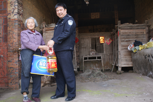 福建南安民警梁润平甘当傻子助人为乐