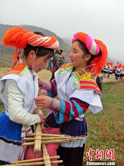 苗族跳花节青年女子在现场装扮。　黄庆松　摄