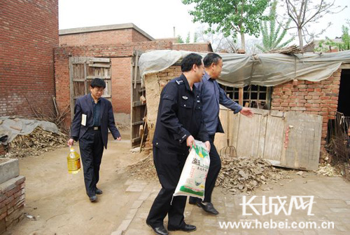 [基层建设年]无极县公安局关爱帮扶老党员(图)