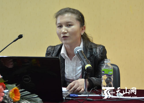 乌鲁木齐市高级中学教师妮鲁帕尔·提力瓦尔地作事迹报告。