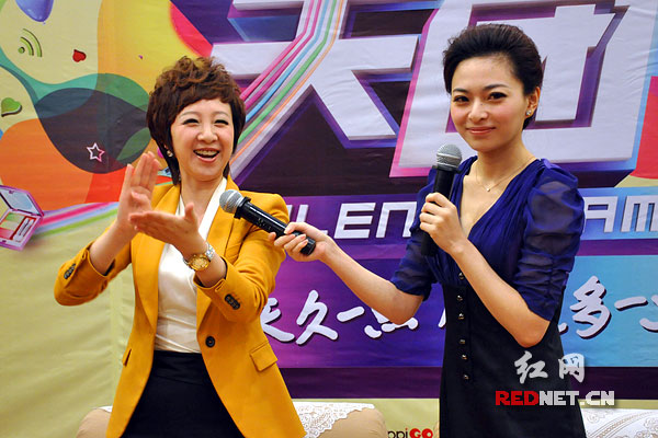 礼仪达人周思敏长沙讲座 现场教美女变淑女(图