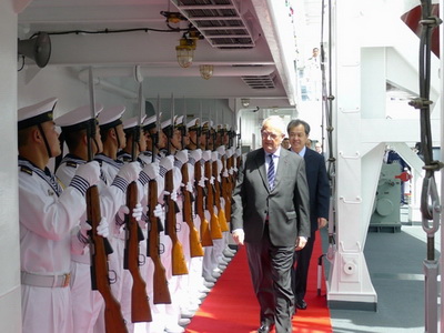 驻法国大使孔泉在我海军测量船上欢迎摩纳哥首相