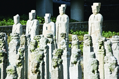 穿梭丹阳天地石刻园石林阵