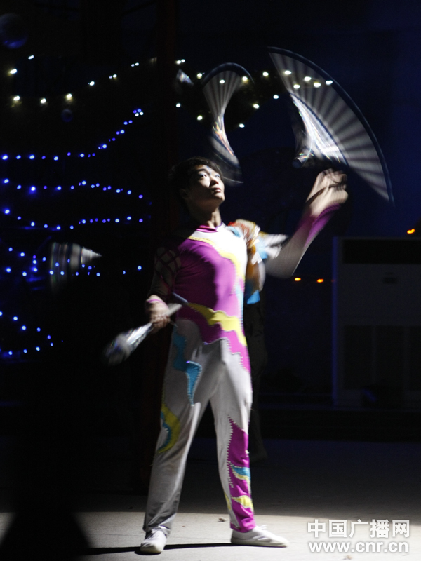 年轻演员的杂技表演