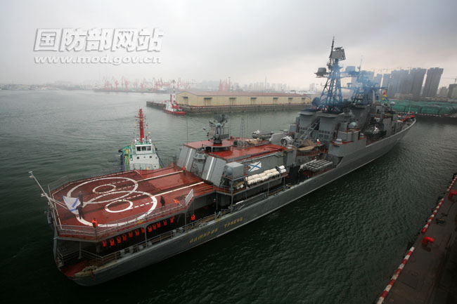 北海舰队副司令杜希平在青岛迎接俄舰抵港(图