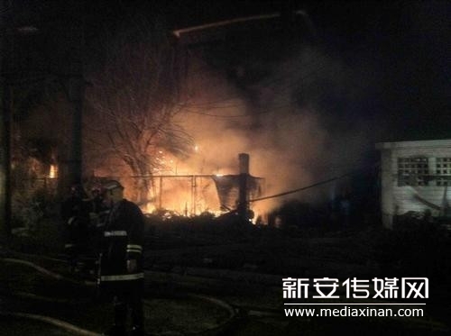 蚌埠禹会区一老工厂失火 烟雾腾起笼罩珠城西