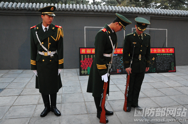 战友们迎接国宾归来,蔡东桦向他们请教持枪要领。