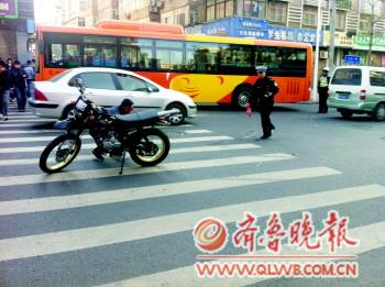 无证驾驶无牌摩托车14岁初中生撞上出租