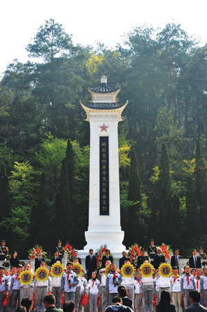 烈士纪念碑前 贵阳各界祭扫先烈