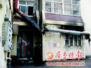 　　烧烤店厨房的烟囱被烧化,一楼的前面被大火熏黑。　刘腾腾　摄