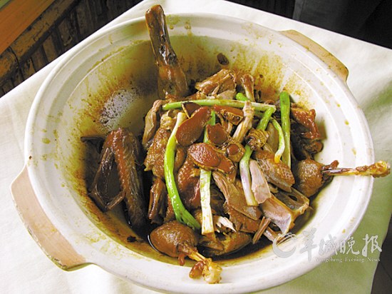 店家手撕的姜母鸭，由于顺纹细撕，比“斩鸭切件”更惹味