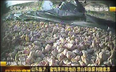 蜜饯原料随地扔。央视截图