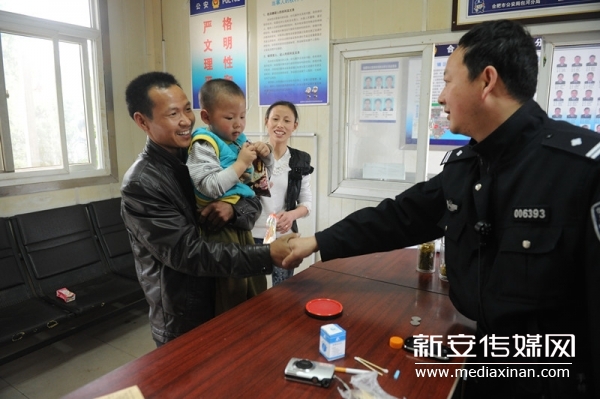 视频发现幼儿v视频时丢失其在派出所大吃大喝情男迷同家长图片