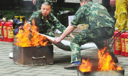 一张湿抹布搞定油锅大火