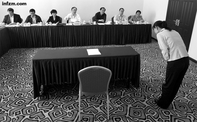 某省选调生定向考录现场。面试结束后,考生向