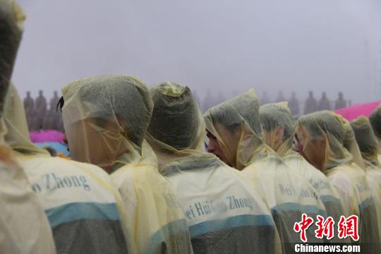 尽管穿着雨衣，但天气让学生们仍然瑟瑟发抖　吕学杰　摄src="http://y1.ifengimg.com/news_spider/dci_2012/04/48366d5411a886f81ee0c301abdca295.jpg"