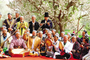 巴旦木花节的热闹场景。