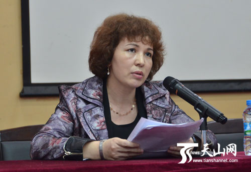新疆财经大学思政教师热沙来提·托合提作报告。
