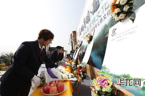 九龙陵园公祭暨文明祭祀展示，工作人摆上祭品和鲜花。记者 李文科 摄
