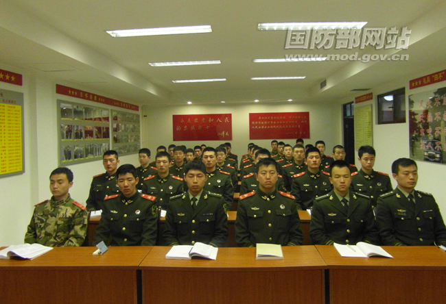 蔡东桦参加中队的政治教育课。