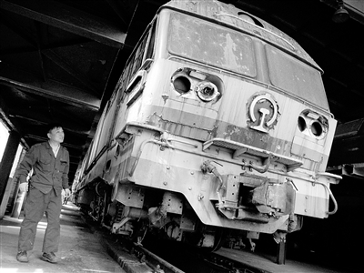 丰台机务段内,一台退役10年的nd4机车(俗称火车头); 整修工程启动车迷