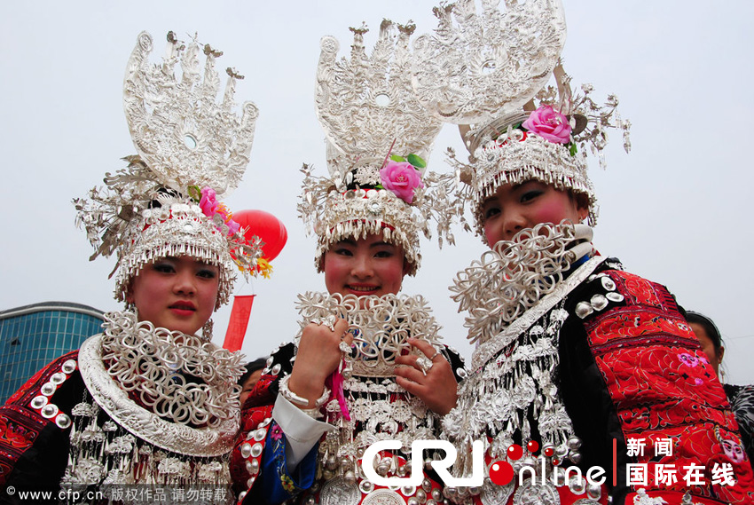 身穿盛装的苗族姑娘在贵州苗族姊妹节上展示多姿多彩的民族服饰 CFP供图 摄影：胡雁