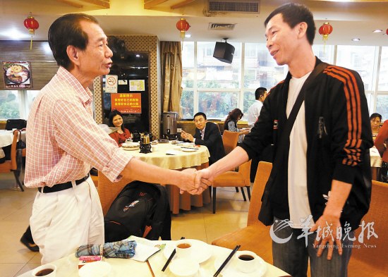 涉事司机面见区伯 两相握手笑泯恩怨