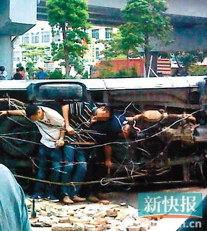 ■三名民警被捆绑时的情景。(资料图)