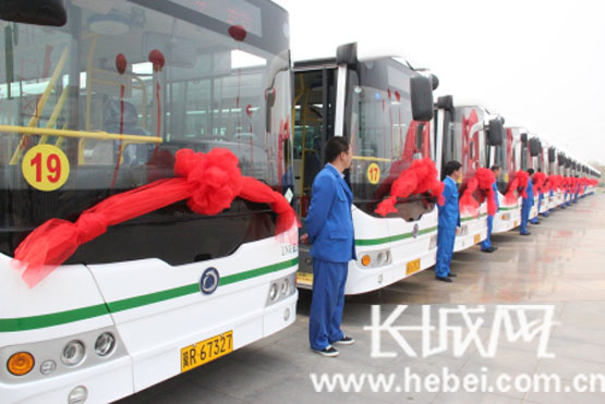 20辆LNG新型环保车辆整装待发。长城网 冰洁 摄