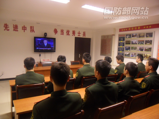 每天七点钟观看新闻联播,雷打不动。