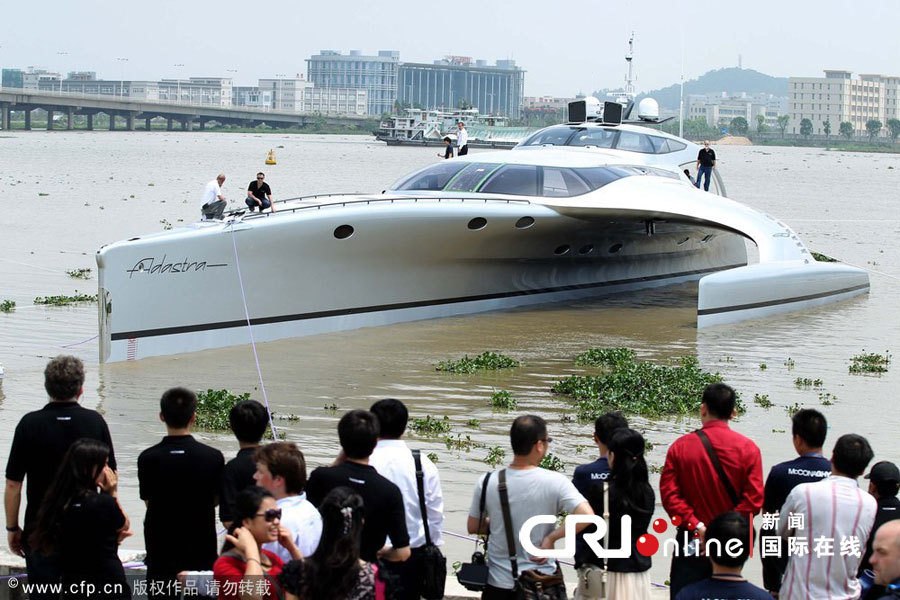 2012年4月10日，广东珠海，造价1500万美元的全球最大三体超级豪华游艇“Adastra”号在鸡啼门水道的码头下水。