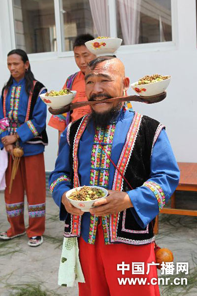 跳菜表演李开富：身高只有1.5米的李开富，表演诙谐有趣，成为跳菜队独特看点（记者晓兰 摄）