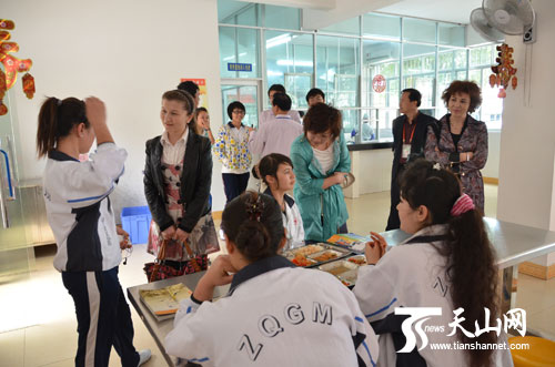 宣讲团成员在食堂与新疆班学生交流。