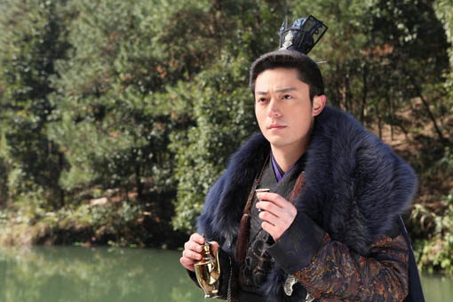 霍建华在《倾世皇妃》中造型帅气，吸引许多粉丝。